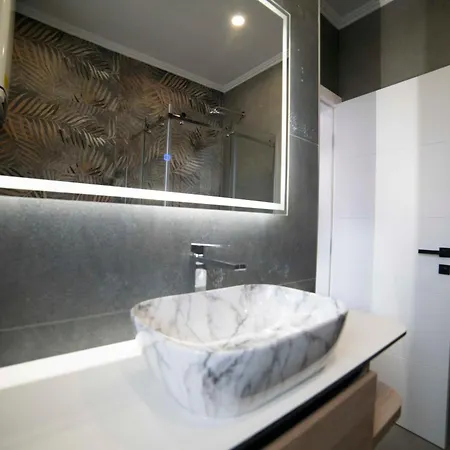 Lux Sara - Location & Stunning View